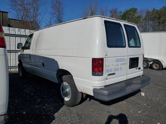 2006 Ford Econoline Cargo z VIN 1FTNE24W36HA63430, wystawiony jako Copart lot #53703825 z przebiegiem 99 237 mil mil oraz Czysty tytuł • Clean title. Historia ofert i sprzedaży dostępna na DreamBid. Obrazek 2.