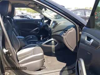 2013 Hyundai Veloster Turbo z VIN KMHTC6AE3DU152799, wystawiony jako IAAI lot #43142353 z przebiegiem 121 931 mil mil oraz . Historia ofert i sprzedaży dostępna na DreamBid. Obrazek 5.