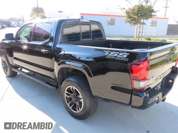 2023 Toyota Tacoma SR z VIN 3TYCZ5AN2PT134806, wystawiony jako Copart lot #85576265 z przebiegiem 26 635 mil mil oraz Czysty tytuł • Clean title. Historia ofert i sprzedaży dostępna na DreamBid. Obrazek 4.