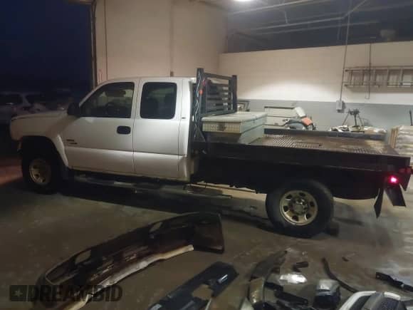 2004 Chevrolet Silverado 3500 с VIN 1GCHK39284E265681, выставлен на аукционе IAAI как лот 41435024 с пробегом 305 340 миль миль и . История ставок и продаж доступна на DreamBid. Изображение 15.