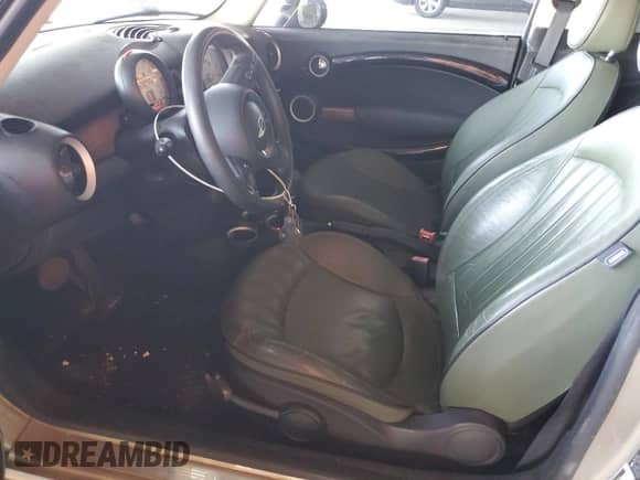 2011 MINI Hardtop z VIN WMWSU3C53BT091933, wystawiony jako Copart lot #87304685 z przebiegiem 112 500 mil mil oraz Szkoda całkowita • Salvage title. Historia ofert i sprzedaży dostępna na DreamBid. Obrazek 7.