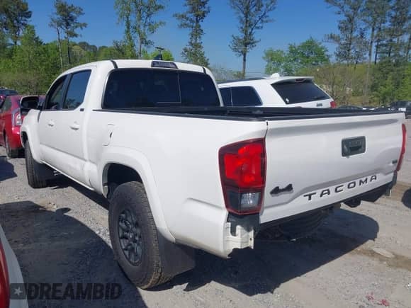 2021 Toyota Tacoma SR5 z VIN 3TYDZ5BN7MT003983, wystawiony jako IAAI lot #42052633 z przebiegiem 60 390 mil mil oraz . Historia ofert i sprzedaży dostępna na DreamBid. Obrazek 14.