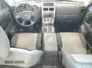 2009 Dodge Nitro SXT z VIN 1D8GU28KX9W536809, wystawiony jako Copart lot #77500034 z przebiegiem 155 737 mil mil oraz Szkoda całkowita • Salvage title. Historia ofert i sprzedaży dostępna na DreamBid. Obrazek 8.