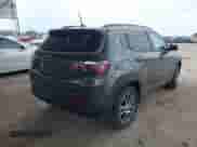 2020 Jeep Compass Latitude z VIN 3C4NJCBB4LT258791, wystawiony jako IAAI lot #42699336 z przebiegiem 36 583 mil mil oraz . Historia ofert i sprzedaży dostępna na DreamBid. Obrazek 4.