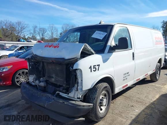 2018 Chevrolet Express Cargo z VIN 1GCWGBFPXJ1262089, wystawiony jako IAAI lot #41304243 z przebiegiem Nie podano mil oraz . Historia ofert i sprzedaży dostępna na DreamBid. Obrazek 2.