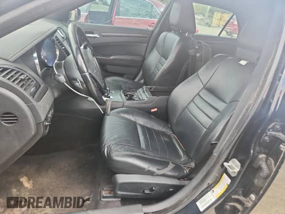 2012 Chrysler 300 S z VIN 2C3CCABG4CH206317, wystawiony jako Copart lot #84461695 z przebiegiem 159 495 mil mil oraz Czysty tytuł • Clean title. Historia ofert i sprzedaży dostępna na DreamBid. Obrazek 7.