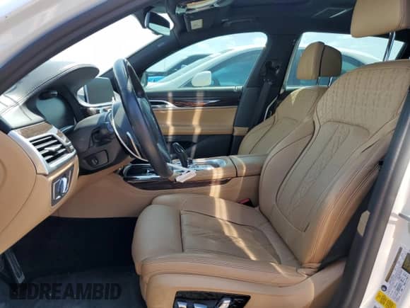 2021 BMW 7 Series 740i z VIN WBA7T2C06MCF88813, wystawiony jako Copart lot #49589555 z przebiegiem 60 802 mil mil oraz Szkoda całkowita • Salvage title. Historia ofert i sprzedaży dostępna na DreamBid. Obrazek 7.