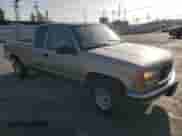 1998 GMC Sierra 1500 z VIN 1GTEC19M7WR513663, wystawiony jako Copart lot #86165904 z przebiegiem 147 608 mil mil oraz Czysty tytuł • Clean title. Historia ofert i sprzedaży dostępna na DreamBid. Obrazek 4.