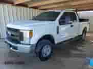 2017 Ford F-250 XL z VIN 1FT7X2B64HEB93517, wystawiony jako Copart lot #87439265 z przebiegiem 136 239 mil mil oraz Czysty tytuł • Clean title. Historia ofert i sprzedaży dostępna na DreamBid. Obrazek 1.