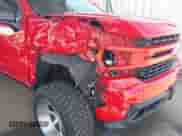 2019 Chevrolet Silverado 1500 RST z VIN 1GCUWDEDXKZ157259, wystawiony jako IAAI lot #42443731 z przebiegiem 36 279 mil mil oraz . Historia ofert i sprzedaży dostępna na DreamBid. Obrazek 6.