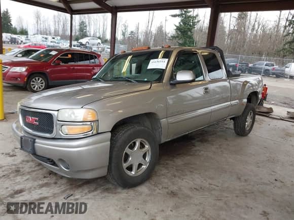 2002 GMC Sierra 1500 Denali z VIN 2GTFK69U421321155, wystawiony jako IAAI lot #41636514 z przebiegiem 171 955 mil mil oraz . Historia ofert i sprzedaży dostępna na DreamBid. Obrazek 2.