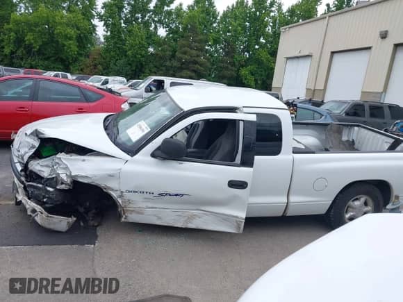 2000 Dodge Dakota with VIN 1B7GL22XXYS670621, listed as a IAAI auction lot 42506101 with 295,261 mi miles and . Bid and sale history available at DreamBid. Image 14.