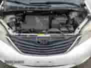 2013 Toyota Sienna XLE AAS z VIN 5TDYK3DC5DS332425, wystawiony jako Copart lot #84026495 z przebiegiem 98 144 mil mil oraz Szkoda całkowita • Salvage title. Historia ofert i sprzedaży dostępna na DreamBid. Obrazek 12.