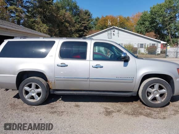2009 Chevrolet Suburban LTZ z VIN 1GNFK363X9R189568, wystawiony jako IAAI lot #43251361 z przebiegiem 214 783 mil mil oraz . Historia ofert i sprzedaży dostępna na DreamBid. Obrazek 14.