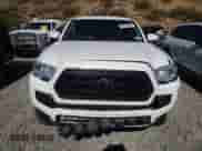 2021 Toyota Tacoma SR z VIN 5TFCZ5AN7MX267045, wystawiony jako Copart lot #65592105 z przebiegiem 40 992 mil mil oraz Szkoda całkowita • Salvage title. Historia ofert i sprzedaży dostępna na DreamBid. Obrazek 5.
