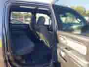 2022 Ram 1500 Big Horn z VIN 1C6RRFFG8NN297170, wystawiony jako IAAI lot #43198362 z przebiegiem 83 942 mil mil oraz . Historia ofert i sprzedaży dostępna na DreamBid. Obrazek 8.