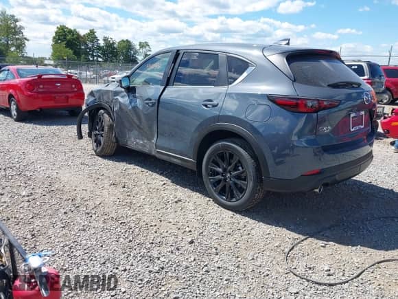 2025 Mazda CX-5 S Carbon Edition z VIN JM3KFBCM9S0704712, wystawiony jako IAAI lot #43104311 z przebiegiem 3 mil mil oraz . Historia ofert i sprzedaży dostępna na DreamBid. Obrazek 3.