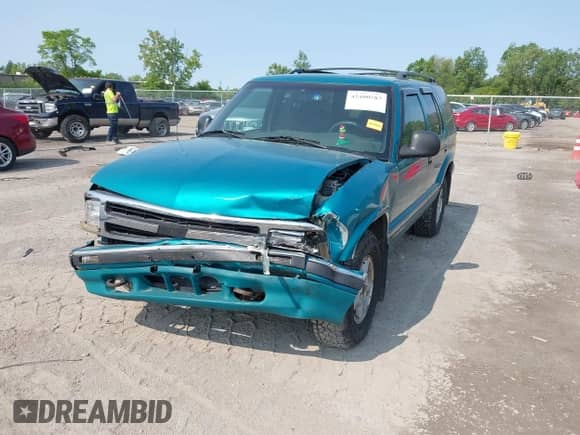 1996 Chevrolet Blazer z VIN 1GNDT13W6T2117371, wystawiony jako IAAI lot #42400587 z przebiegiem 123 603 mil mil oraz . Historia ofert i sprzedaży dostępna na DreamBid. Obrazek 17.