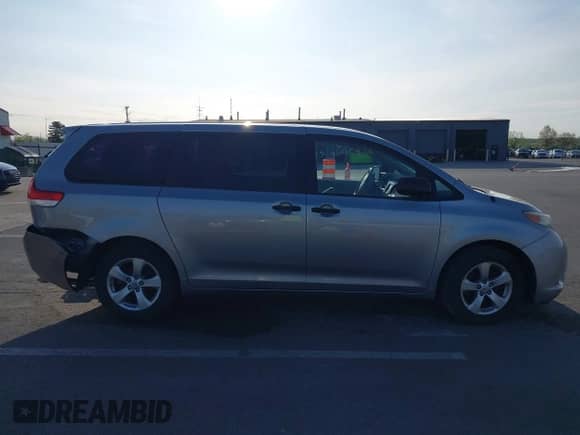 2013 Toyota Sienna L с VIN 5TDZK3DC2DS321418, выставлен на аукционе IAAI как лот 42095972 с пробегом 189 688 миль миль и . История ставок и продаж доступна на DreamBid. Изображение 14.