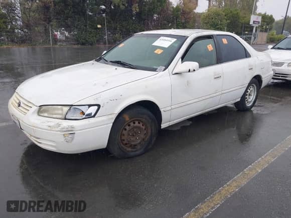 1998 Toyota Camry LE z VIN JT2BG22K3W0208583, wystawiony jako IAAI lot #43404916 z przebiegiem 270 180 mil mil oraz . Historia ofert i sprzedaży dostępna na DreamBid. Obrazek 2.