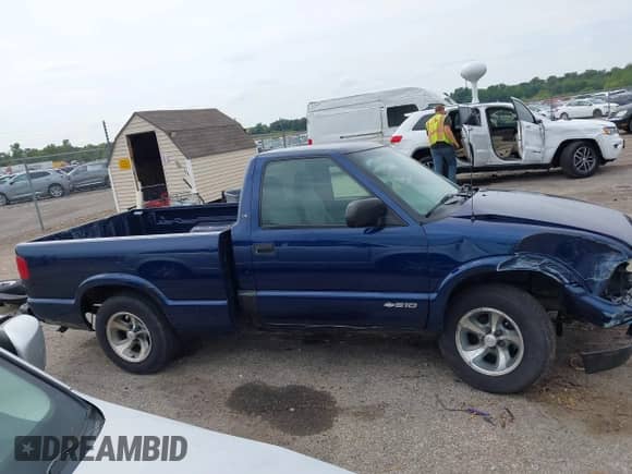 2002 Chevrolet S-10 with VIN 1GCCS14W728201376, listed as a IAAI auction lot 43274357 with 201,233 mi miles and . Bid and sale history available at DreamBid. Image 14.