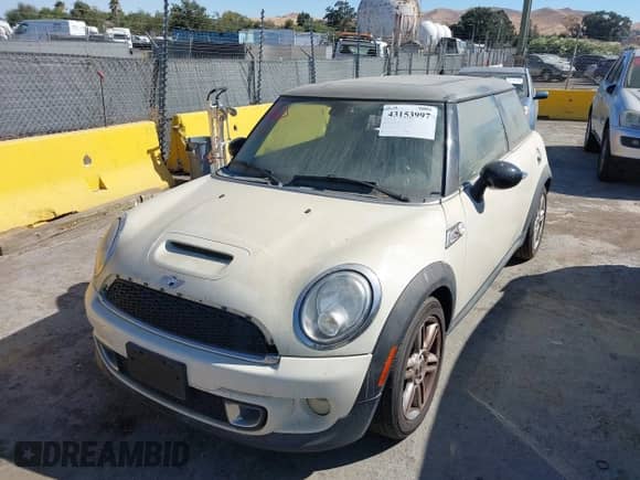2013 MINI Hardtop S с VIN WMWSV3C50DT389890, выставлен на аукционе IAAI как лот 43153997 с пробегом 132 527 миль миль и . История ставок и продаж доступна на DreamBid. Изображение 6.