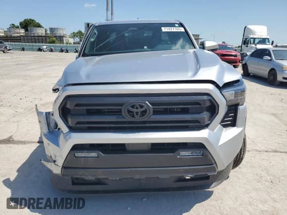2025 Toyota Tacoma SR z VIN 3TMLB5JN9SM165222, wystawiony jako Copart lot #71427165 z przebiegiem 1 473 mil mil oraz Szkoda całkowita • Salvage title. Historia ofert i sprzedaży dostępna na DreamBid. Obrazek 5.