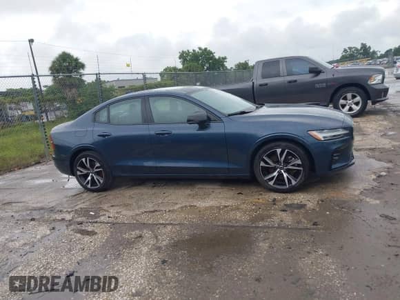 2024 Volvo S60 Plus Dark Theme z VIN 7JRL12FL8RG295491, wystawiony jako IAAI lot #42245791 z przebiegiem 42 409 mil mil oraz . Historia ofert i sprzedaży dostępna na DreamBid. Obrazek 13.