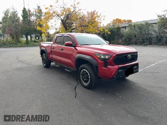 2024 Toyota Tacoma SR5 z VIN 3TYLB5JN6RT023926, wystawiony jako Copart lot #90130065 z przebiegiem 35 061 mil mil oraz Szkoda całkowita • Salvage title. Historia ofert i sprzedaży dostępna na DreamBid. Obrazek 1.