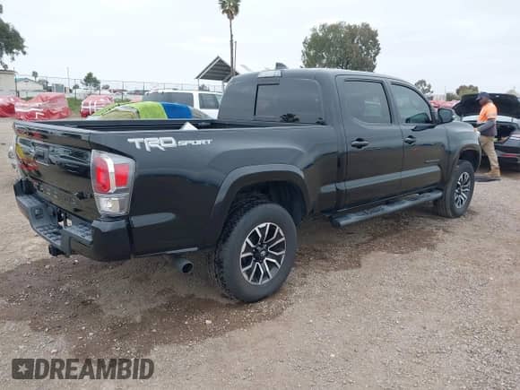 2020 Toyota Tacoma SR5 z VIN 3TMBZ5DN8LM023920, wystawiony jako IAAI lot #42015118 z przebiegiem 46 137 mil mil oraz . Historia ofert i sprzedaży dostępna na DreamBid. Obrazek 4.