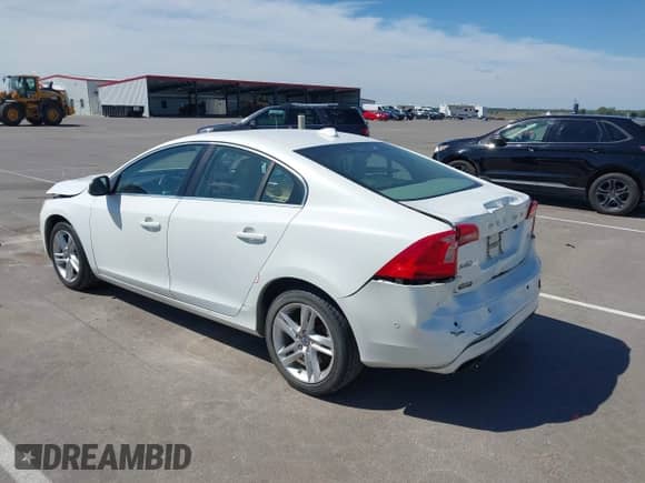 2015 Volvo S60 T5 Drive-E Premier с VIN YV126MFB4F1311757, выставлен на аукционе IAAI как лот 43069692 с пробегом 122 281 миль миль и . История ставок и продаж доступна на DreamBid. Изображение 3.