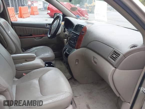 2004 Toyota Sienna XLE z VIN 5TDBA22C64S015095, wystawiony jako IAAI lot #43271708 z przebiegiem 141 821 mil mil oraz . Historia ofert i sprzedaży dostępna na DreamBid. Obrazek 5.