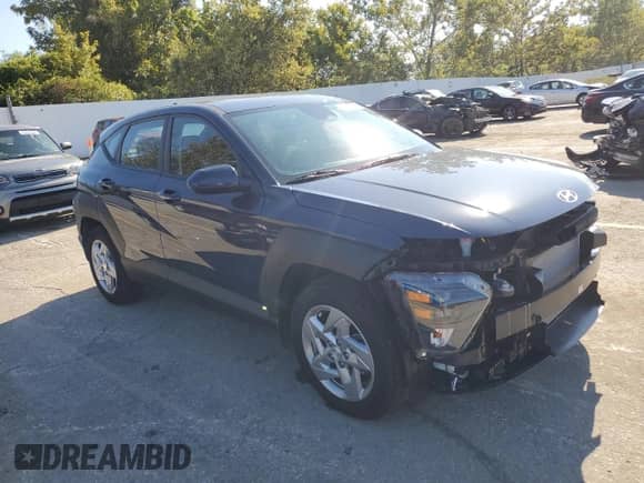 2024 Hyundai Kona Essential z VIN KM8HA3AB5RU179915, wystawiony jako Copart lot #73300114 z przebiegiem 1 035 mil mil oraz Szkoda całkowita • Salvage title. Historia ofert i sprzedaży dostępna na DreamBid. Obrazek 4.