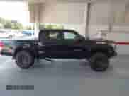 2017 Toyota Tacoma SR5 z VIN 5TFCZ5AN2HX068524, wystawiony jako IAAI lot #42960454 z przebiegiem 106 361 mil mil oraz . Historia ofert i sprzedaży dostępna na DreamBid. Obrazek 13.