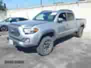 2018 Toyota Tacoma SR5 z VIN 5TFDZ5BN4JX036781, wystawiony jako IAAI lot #43357941 z przebiegiem 49 583 mil mil oraz . Historia ofert i sprzedaży dostępna na DreamBid. Obrazek 2.