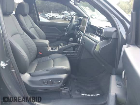 2025 Toyota Tacoma SR z VIN 3TMLB5JN9SM122113, wystawiony jako IAAI lot #43150778 z przebiegiem 3 655 mil mil oraz . Historia ofert i sprzedaży dostępna na DreamBid. Obrazek 5.