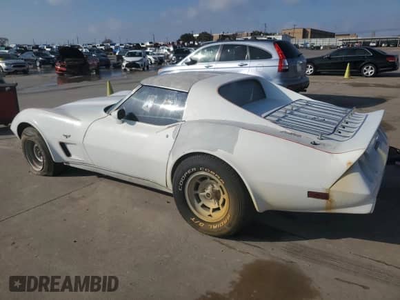 1977 Chevrolet Corvette z VIN 1Z37L7S435042, wystawiony jako Copart lot #44217135 z przebiegiem 72 182 mil mil oraz Czysty tytuł • Clean title. Historia ofert i sprzedaży dostępna na DreamBid. Obrazek 2.