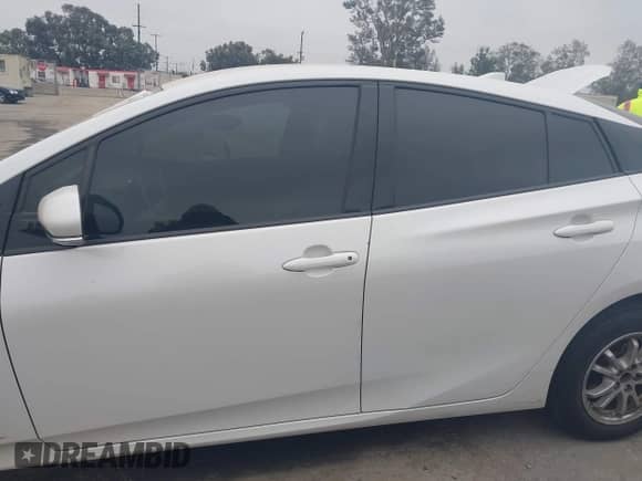 2018 Toyota Prius Plus z VIN JTDKARFP9J3089162, wystawiony jako IAAI lot #42544642 z przebiegiem 50 746 mil mil oraz . Historia ofert i sprzedaży dostępna na DreamBid. Obrazek 15.