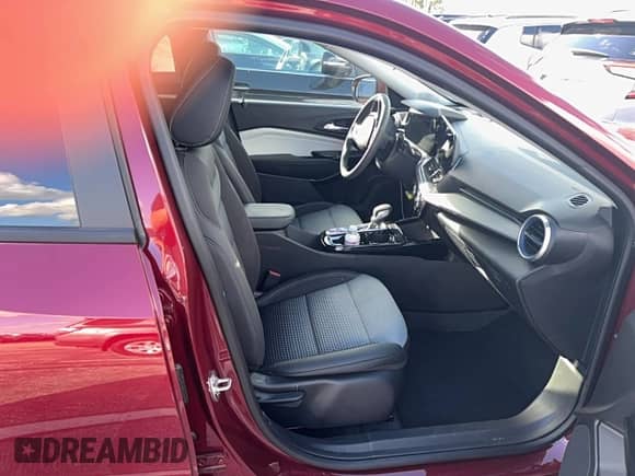 2025 Chevrolet Trax LT z VIN KL77LHEP5SC259740, wystawiony jako Copart lot #91179905 z przebiegiem 4 285 mil mil oraz Czysty tytuł • Clean title. Historia ofert i sprzedaży dostępna na DreamBid. Obrazek 5.