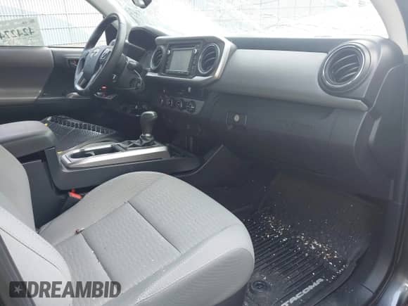 2018 Toyota Tacoma SR5 z VIN 5TFSZ5AN8JX150016, wystawiony jako IAAI lot #42427452 z przebiegiem 22 374 mil mil oraz . Historia ofert i sprzedaży dostępna na DreamBid. Obrazek 5.