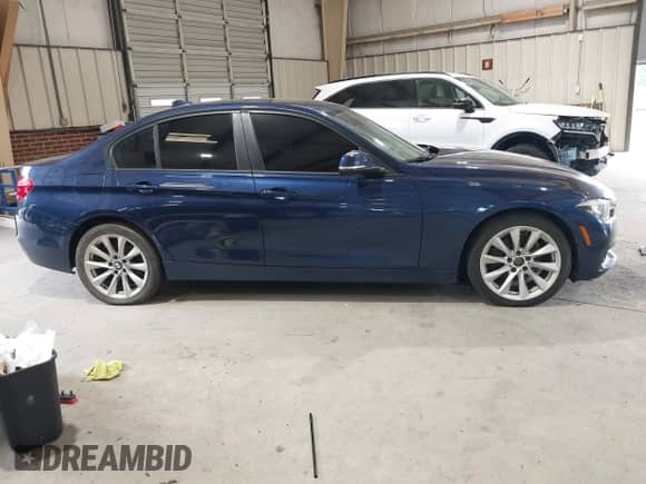 2018 BMW 3 Series 320i xDrive z VIN WBA8A3C57JA499543, wystawiony jako IAAI lot #43032701 z przebiegiem 221 751 mil mil oraz . Historia ofert i sprzedaży dostępna na DreamBid. Obrazek 13.