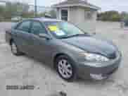 2005 Toyota Camry LE z VIN 4T1BF30K35U604602, wystawiony jako IAAI lot #43415458 z przebiegiem 217 265 mil mil oraz . Historia ofert i sprzedaży dostępna na DreamBid. Obrazek 1.