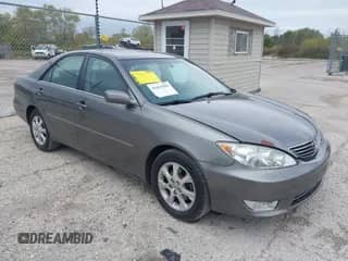 2005 Toyota Camry LE z VIN 4T1BF30K35U604602, wystawiony jako IAAI lot #43415458 z przebiegiem 217 265 mil mil oraz . Historia ofert i sprzedaży dostępna na DreamBid. Obrazek 1.