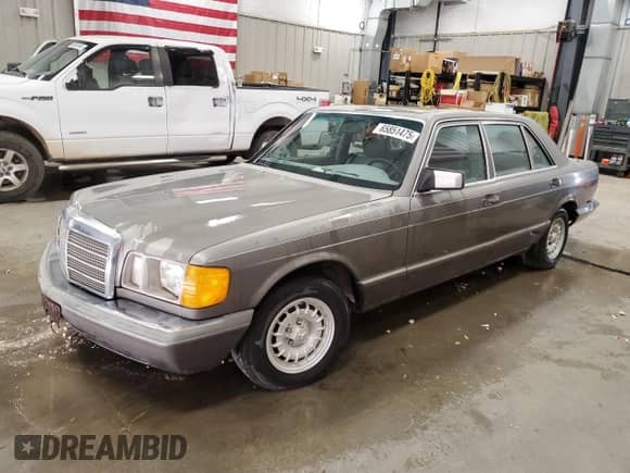 1984 Mercedes-Benz 500 с VIN WDBCA37AXEA039687, выставлен на аукционе Copart как лот 65851475 с пробегом 180 641 миль миль и Чистый • Clean title. История ставок и продаж доступна на DreamBid. Изображение 1.