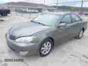 2005 Toyota Camry LE z VIN 4T1BF30K35U604602, wystawiony jako IAAI lot #43415458 z przebiegiem 217 265 mil mil oraz . Historia ofert i sprzedaży dostępna na DreamBid. Obrazek 17.