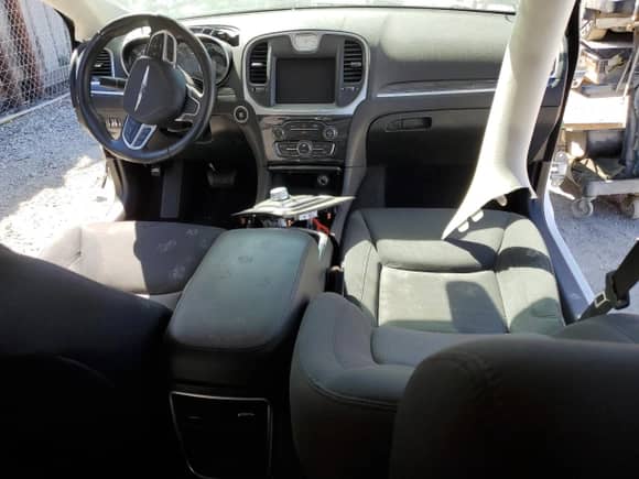 2020 Chrysler 300 Touring с VIN 2C3CCAAG2LH239205, выставлен на аукционе Copart как лот 71868415 с пробегом Не указан миль и Списание • Salvage title. История ставок и продаж доступна на DreamBid. Изображение 8.