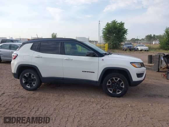 2018 Jeep Compass Trailhawk z VIN 3C4NJDDB8JT234574, wystawiony jako IAAI lot #43049041 z przebiegiem 93 968 mil mil oraz . Historia ofert i sprzedaży dostępna na DreamBid. Obrazek 13.