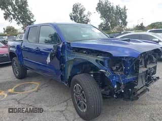 2025 Toyota Tacoma SR z VIN 3TMLB5JN6SM090639, wystawiony jako IAAI lot #43144736 z przebiegiem 3 938 mil mil oraz . Historia ofert i sprzedaży dostępna na DreamBid. Obrazek 1.