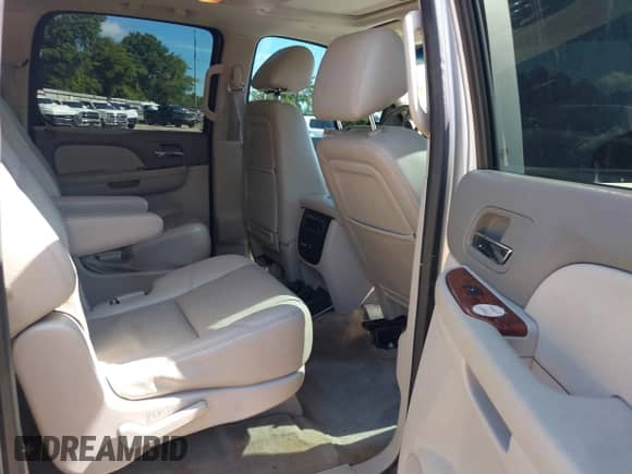 2013 Chevrolet Suburban LTZ z VIN 1GNSCKE07DR108483, wystawiony jako IAAI lot #42579856 z przebiegiem 179 622 mil mil oraz . Historia ofert i sprzedaży dostępna na DreamBid. Obrazek 8.