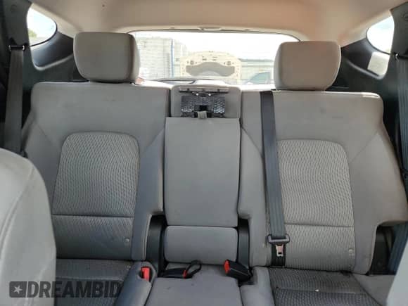 2018 Hyundai Santa Fe 2.4L z VIN 5XYZTDLBXJG553205, wystawiony jako Copart lot #83936445 z przebiegiem 123 928 mil mil oraz Szkoda całkowita • Salvage title. Historia ofert i sprzedaży dostępna na DreamBid. Obrazek 10.